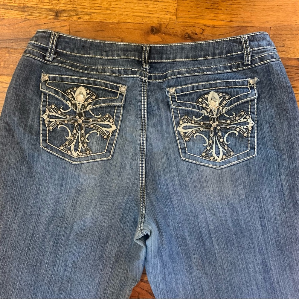 Cato Capri Knee Length Stonewashed Blue Jeans 
18W
Embellished Pocket
Length 31” - Picture 10 of 16